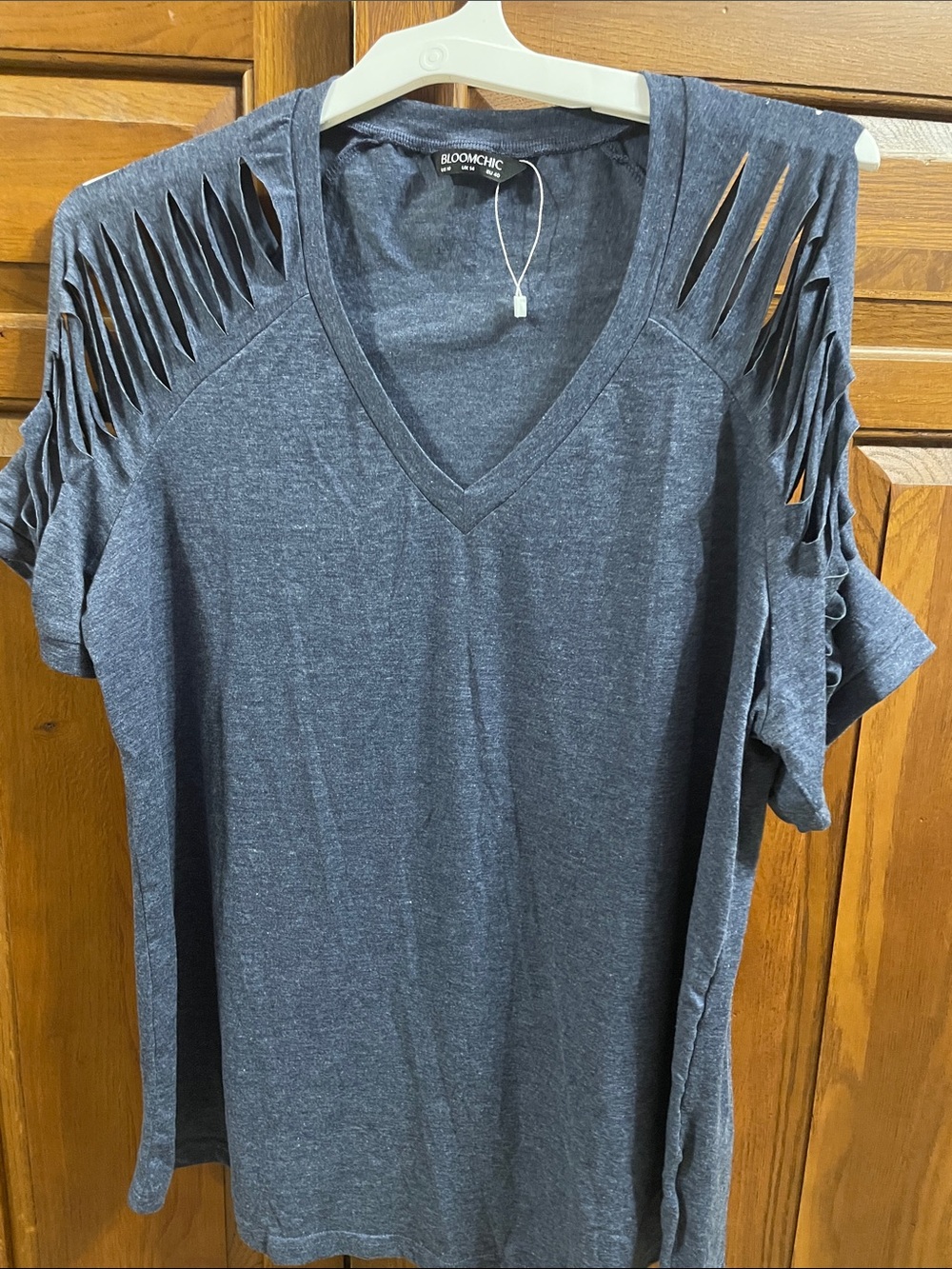 BloomChic Heather Blue  Cutout-Sleeve V-Neck Tee soft comfy material NEW Sz.10
